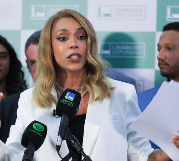 Erika Hilton denuncia Nikolas Ferreira ao STF por…