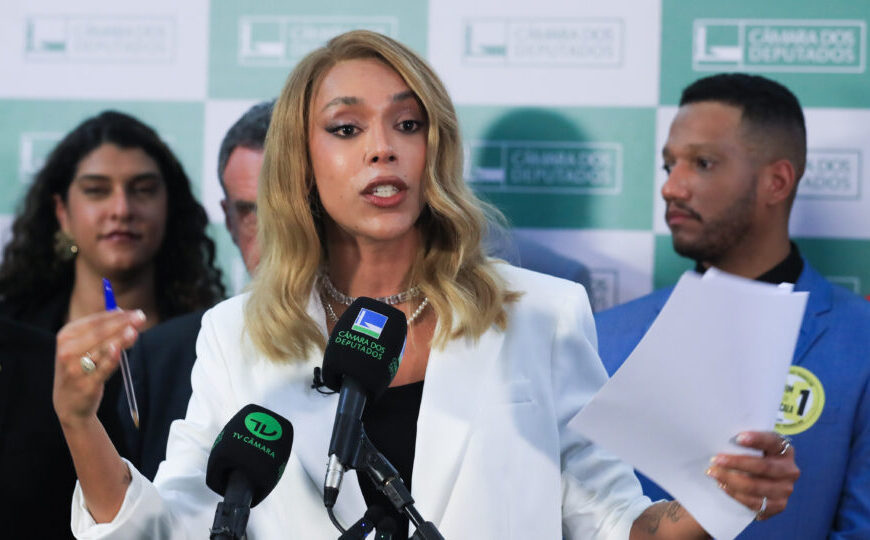 Erika Hilton denuncia Nikolas Ferreira ao STF por uso de celular em visita a Bolsonaro