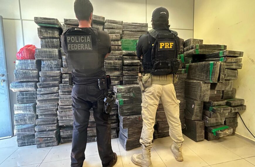 Motoristas tentam atropelar policiais e abandonam caminhonetes lotadas de maconha