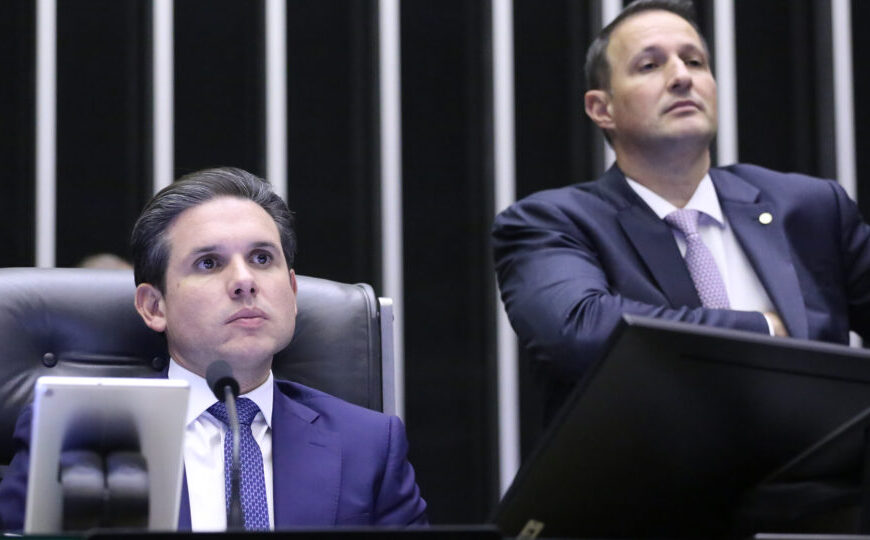 Câmara aprova projeto antifacção de Derrite em derrota ao governo Lula