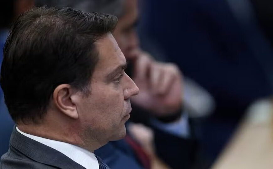 Com Ramagem foragido, Motta decide proibir deputados de votarem no Exterior