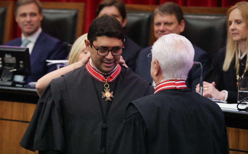 Novo conselheiro do TCE-SP se emociona em posse ao citar Bolsonaro