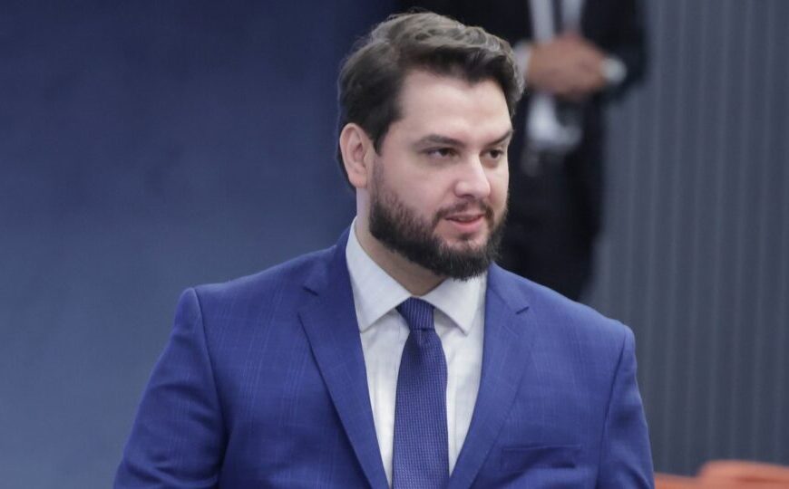 Moraes dá 24 horas para defesa de Filipe Martins explicar suposto uso de rede social