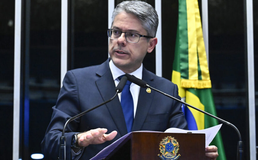 Senador quer CPI para apurar contrato do Master com esposa de Moraes