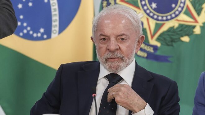 Lula não deveria disputar novo mandato em 2026 por ser idoso demais, diz The Economist