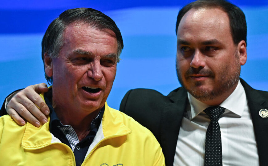 Carlos diz que “continuam tentando matar” Bolsonaro