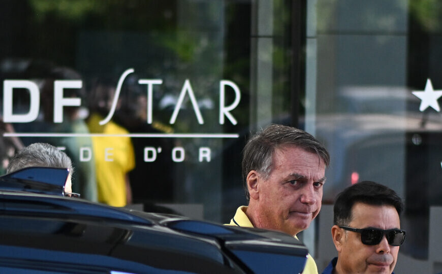 Médicos ajustam medicação de Bolsonaro para conter soluços