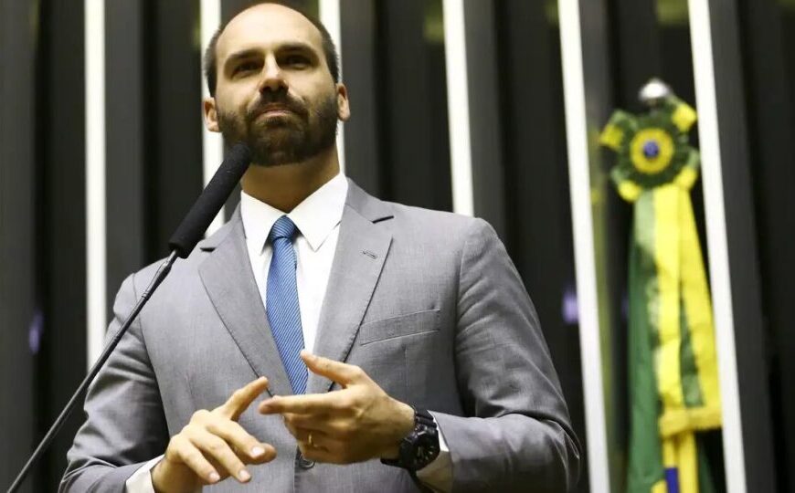 Eduardo Bolsonaro cogita buscar passaporte apátrida