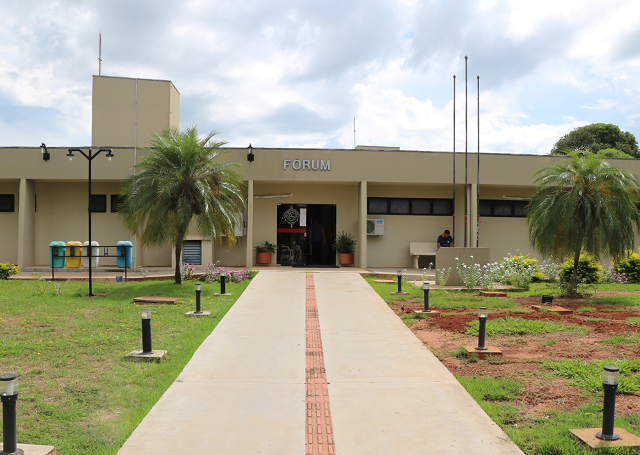Justiça condena dupla sertaneja a indenizar adolescente embriagado em palco