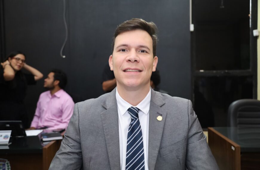 Gabriel Arce pede melhorias no asfalto das ruas da Vila Renô