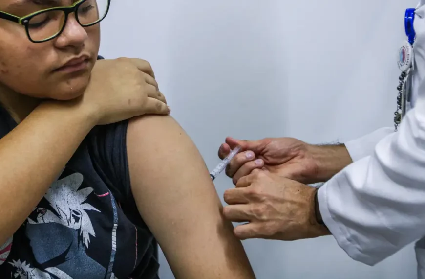 Jovens de 15 a 19 anos podem se vacinar contra HPV até junho de 2026