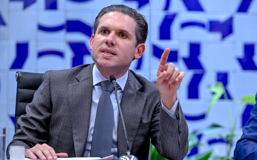 Motta isola governo e oposição e tenta manter controle da Câmara com bloco de centro