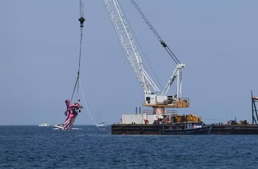 Avião que caiu no mar em Copacabana matando piloto é resgatado por guindaste