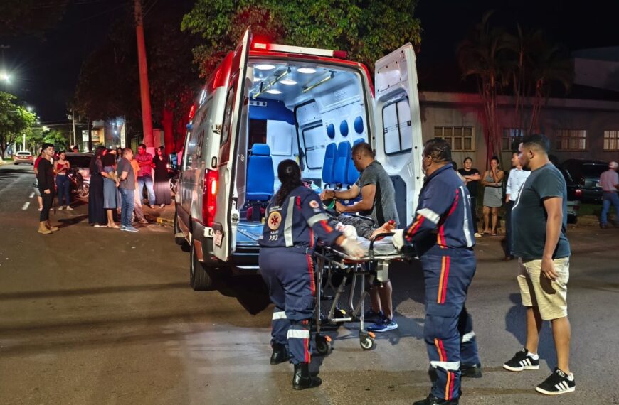 Jovem fica gravemente ferido após ser atingido por carro ao atravessar avenida