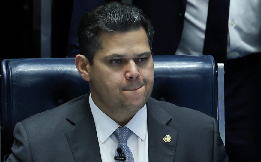 Alcolumbre dispara contra governo Lula, reclama de ataques e promete reação