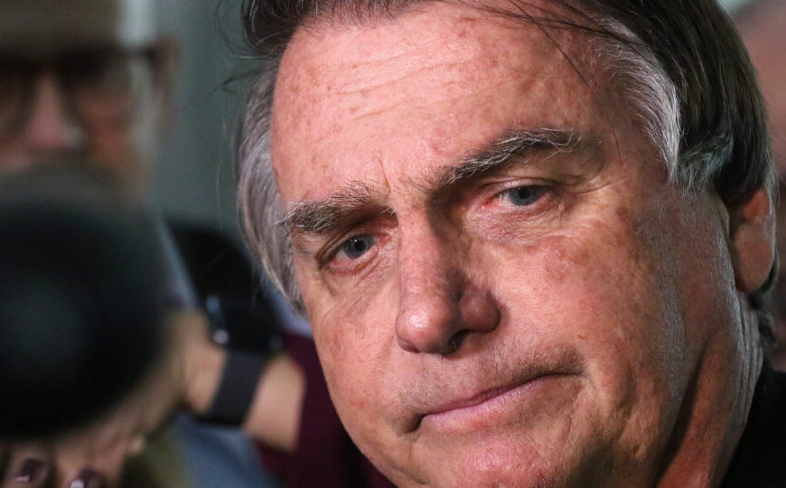 Bolsonaro segue em cuidados pós-operatórios, diz novo boletim médico