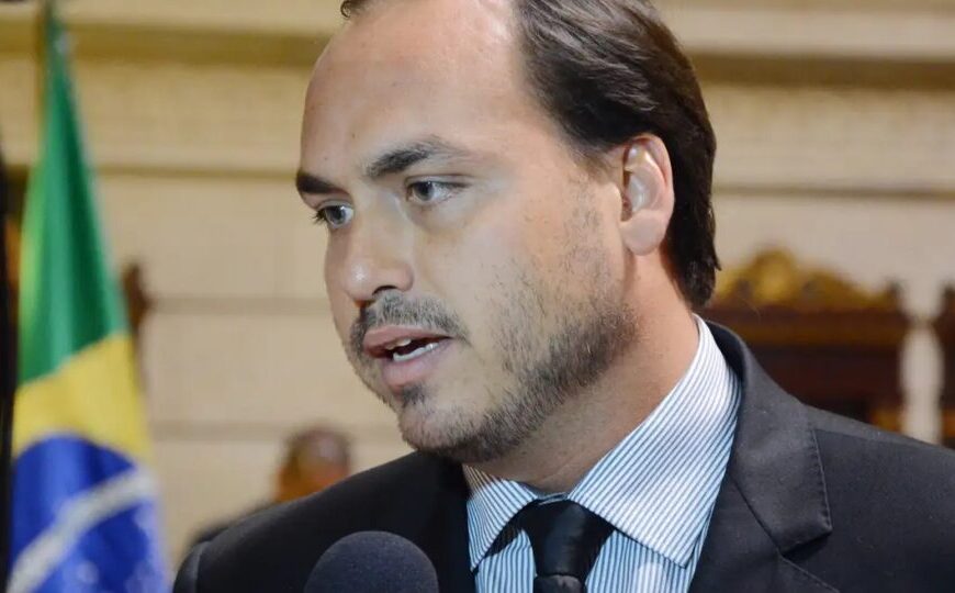 Carlos publica lista de doenças de Bolsonaro para justificar prisão domiciliar