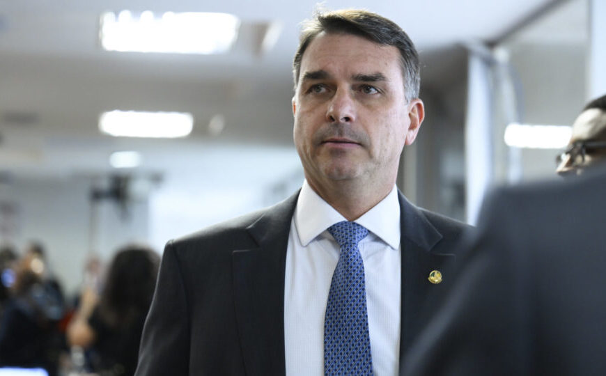 Flávio diz que PL da dosimetria é “horroroso” e exalta “sacrifício” de Bolsonaro