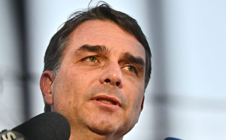 Flávio fala em “preço” para desistir da candidatura e diz ser um “Bolsonaro mais centrado”