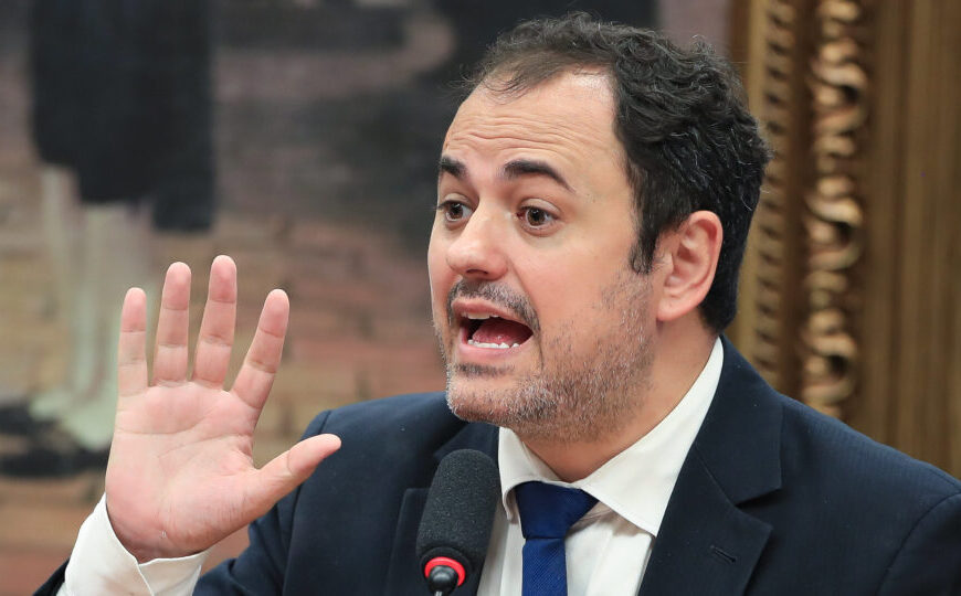 Câmara recua de cassação e suspende Glauber Braga por 6 meses