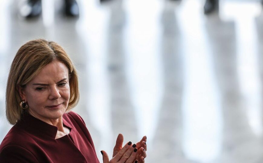 Gleisi elogia, mas alfineta Alcolumbre e diz que governo não quer rebaixar relação institucional