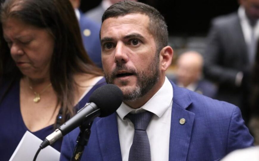 Parlamentares de oposição ignoram recesso e retornam a Brasília por impeachment de Moraes