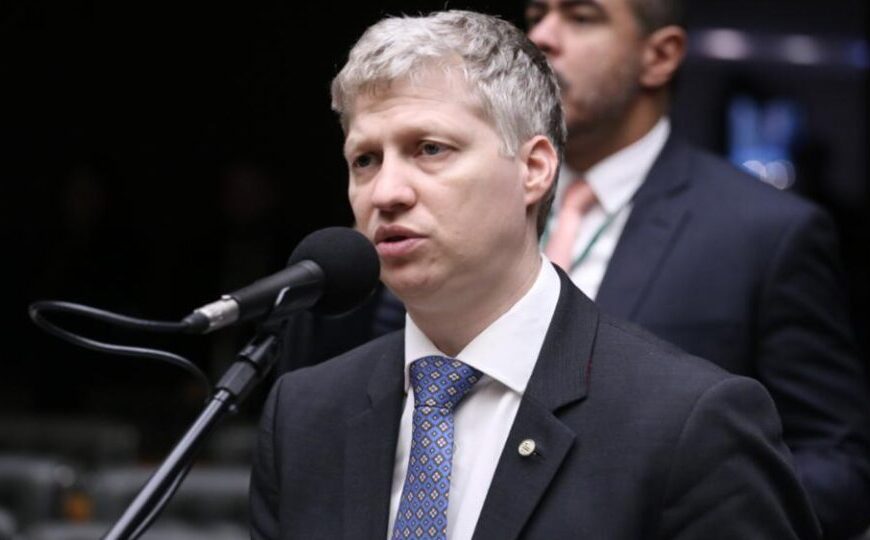 Política em foco: Escândalo no INSS afasta nº 2 da Previdência e mira Lulinha