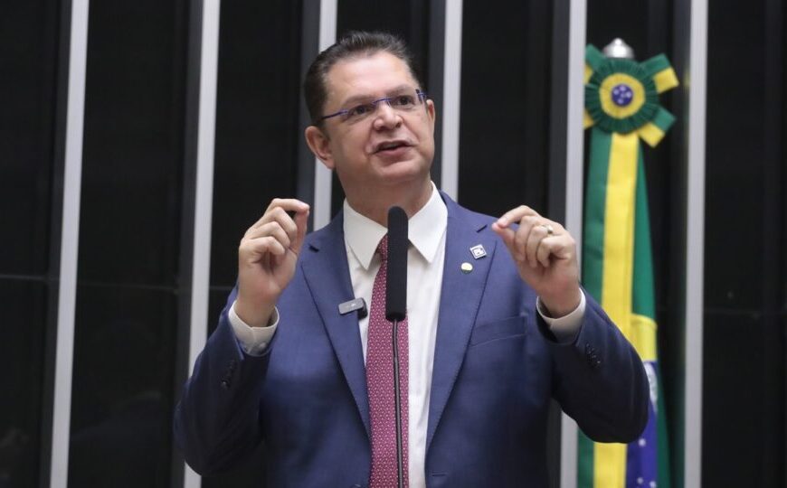 Sóstenes exibe documentos para justificar R$ 470 mil apreendidos em operação