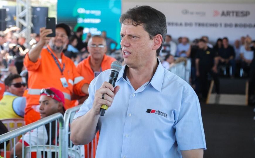 Tarcísio critica corrupção em governos petistas e exalta Bolsonaro em evento em SP