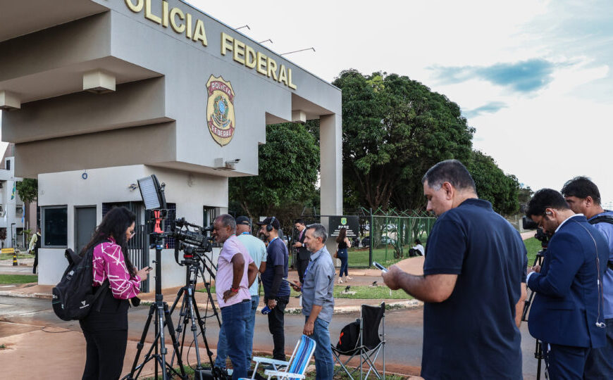 Carlos reclama de prisão de Bolsonaro em Superintendência da PF: violação de direitos humanos