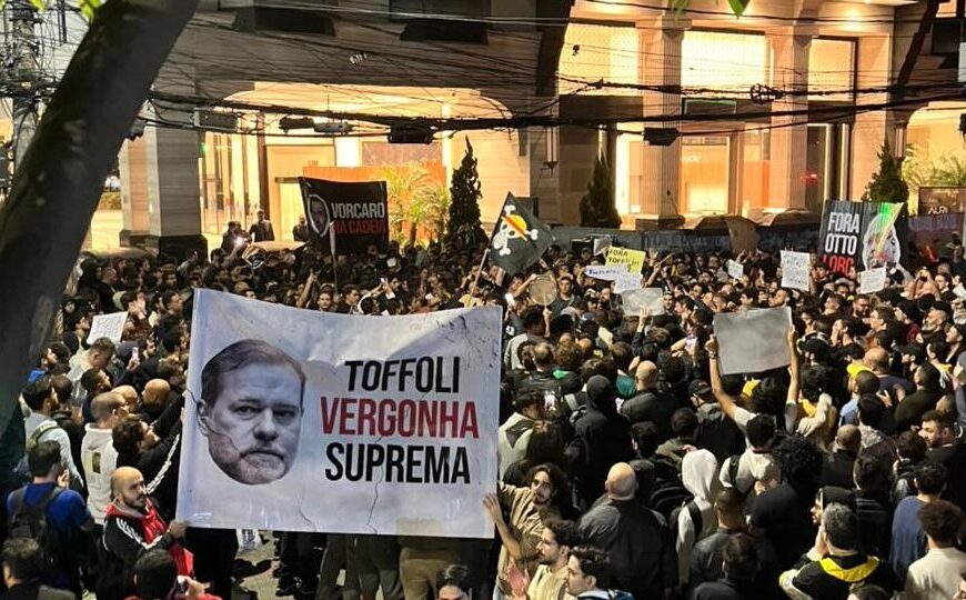 Manifestação diante do Master grita “Fora,Toffoli!” e pede delação de Vorcaro em SP