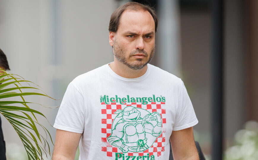 “Qualquer pessoa sabe qual é a missão dada”, diz Carlos Bolsonaro após Moraes negar domiciliar 