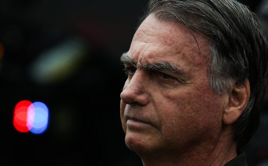 Médicos: procedimento para interromper soluços de Bolsonaro não teve resultado