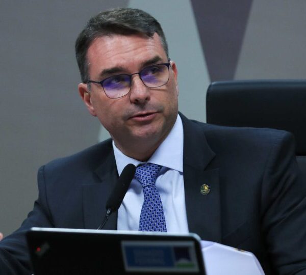 Em vídeo, Flávio Bolsonaro pede união da direita&hellip;