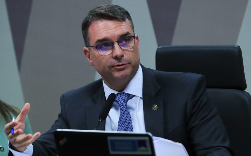 Em vídeo, Flávio Bolsonaro pede união da direita para resgatar o Brasil do “partido das trevas”
