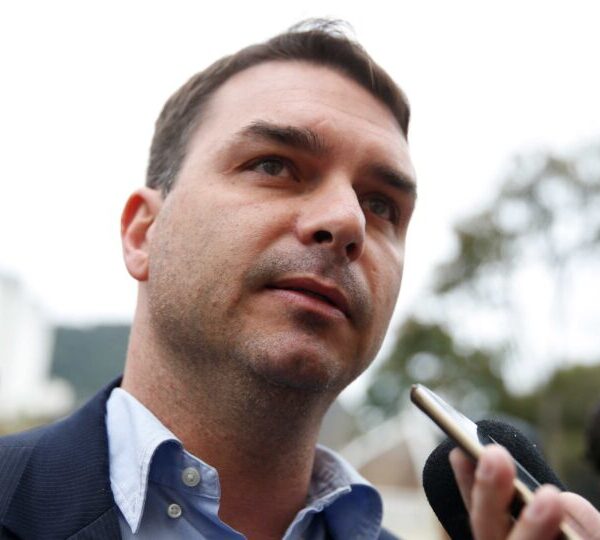 Em primeira viagem internacional da pré-candidatura, Flávio Bolsonaro&hellip;