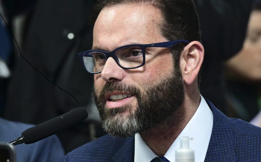 Após acidente na cela, senadores pedem a Moraes prisão domiciliar humanitária para Bolsonaro