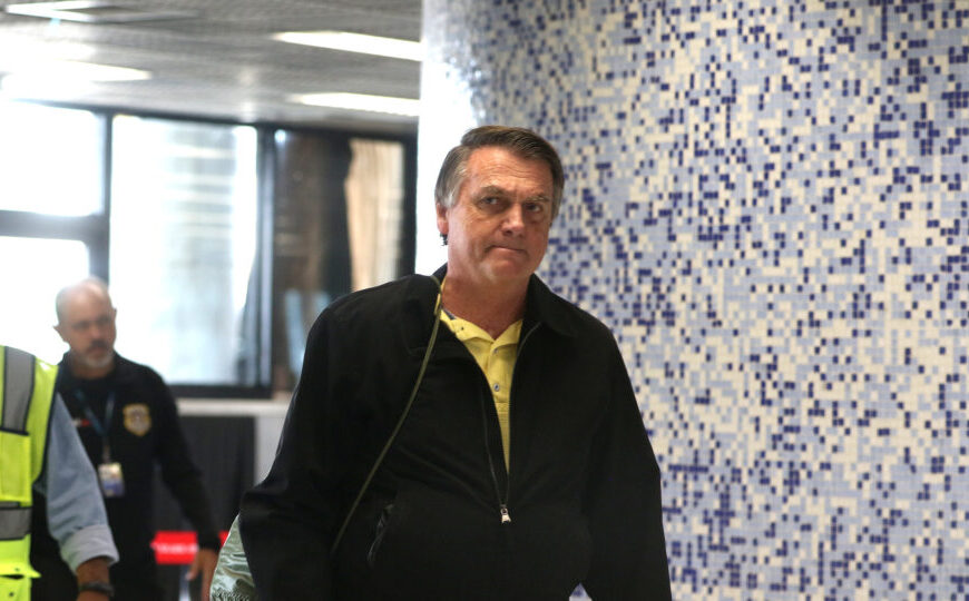 Advogados pedem prisão domiciliar para Bolsonaro, internado desde o dia 24