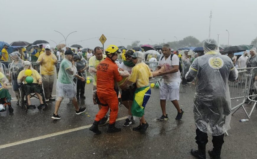 Raio atinge integrantes da Caminhada da Liberdade; 30 pessoas foram hospitalizadas
