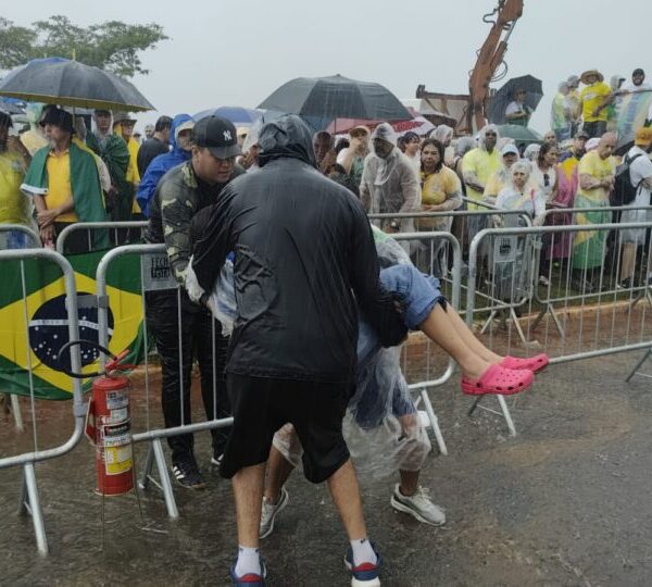 Após raio ferir manifestantes, parlamentares de esquerda culpam&hellip;