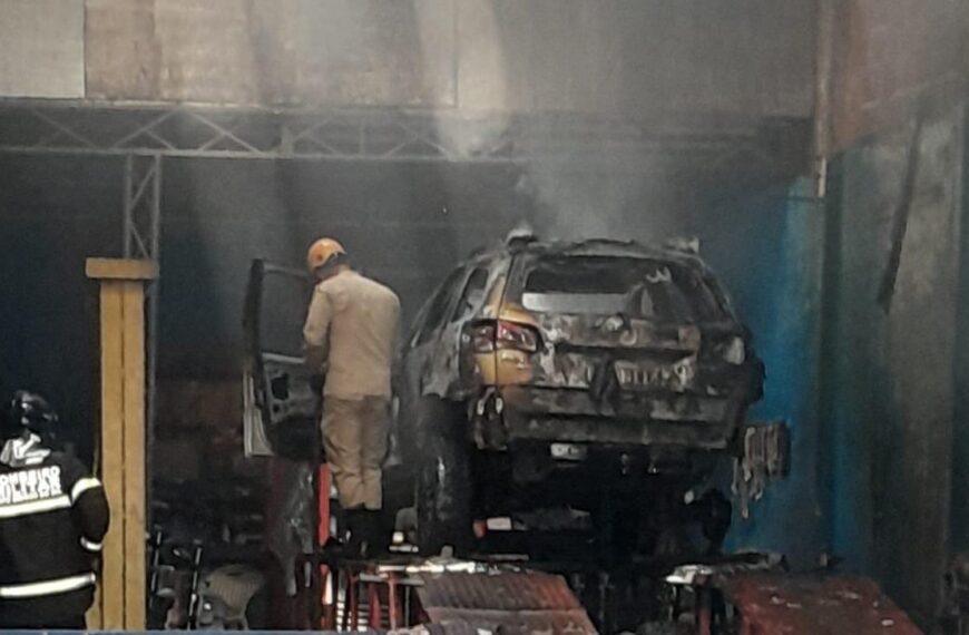 Incêndio em comércio na Linha Internacional em Ponta Porã destrói veículo