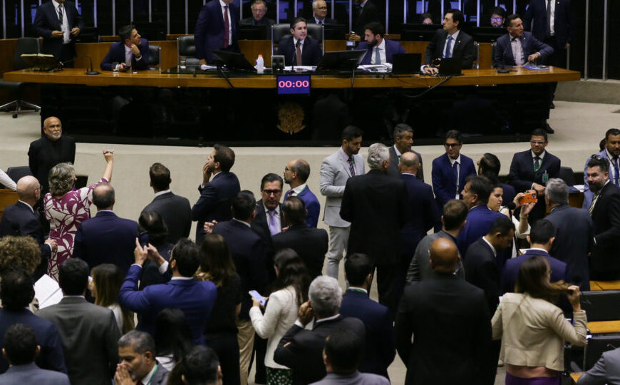 Como os deputados votaram nas pautas que tensionaram os Poderes em 2025