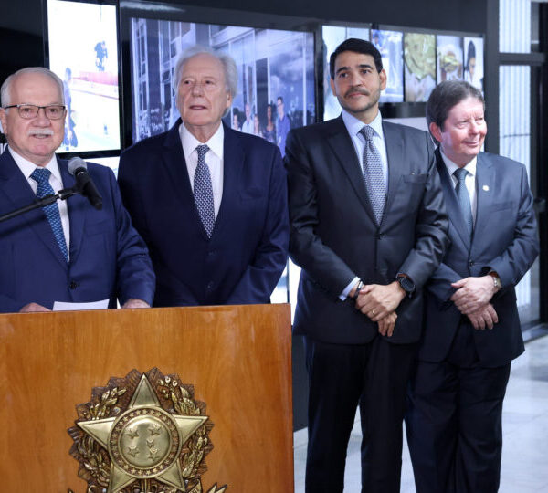 Fachin cita “sacrifícios pessoais” de Moraes e diz&hellip;