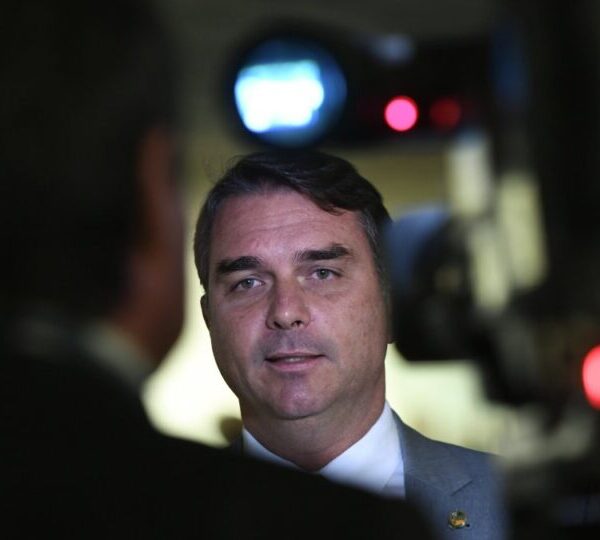 Flávio Bolsonaro reforça a candidatura e busca unidade&hellip;