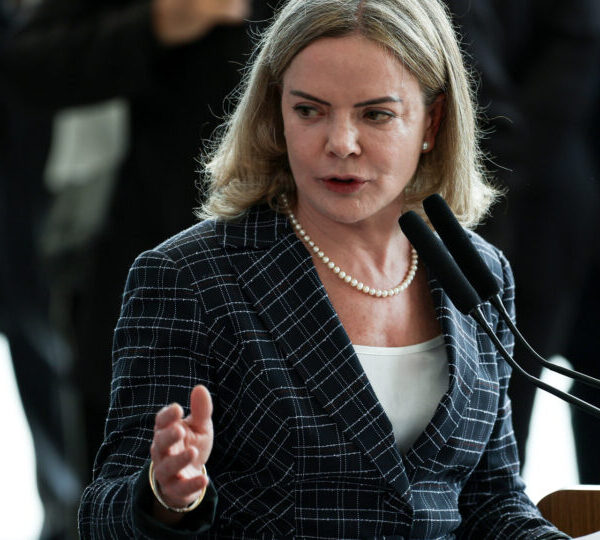 Gleisi diz que deve ser substituída por ex-número&hellip;