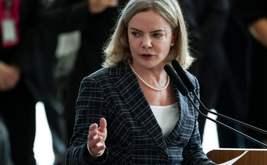 Gleisi diz que deve ser substituída por ex-número 2 de Padilha no governo