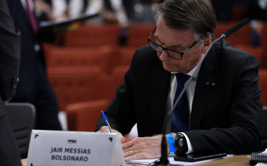 Bolsonaro pede autorização de Moraes para reduzir a pena lendo livros