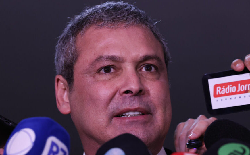 Líder do PT quer prisão de Flávio, Eduardo e Nikolas por “traição” à pátria