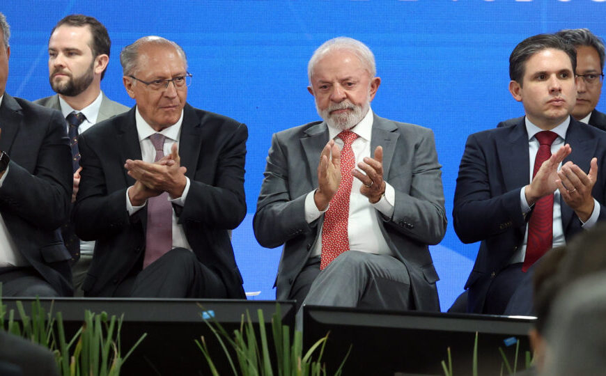 Ao lado de Motta, Lula defende convivência civilizada e estabilidade fiscal