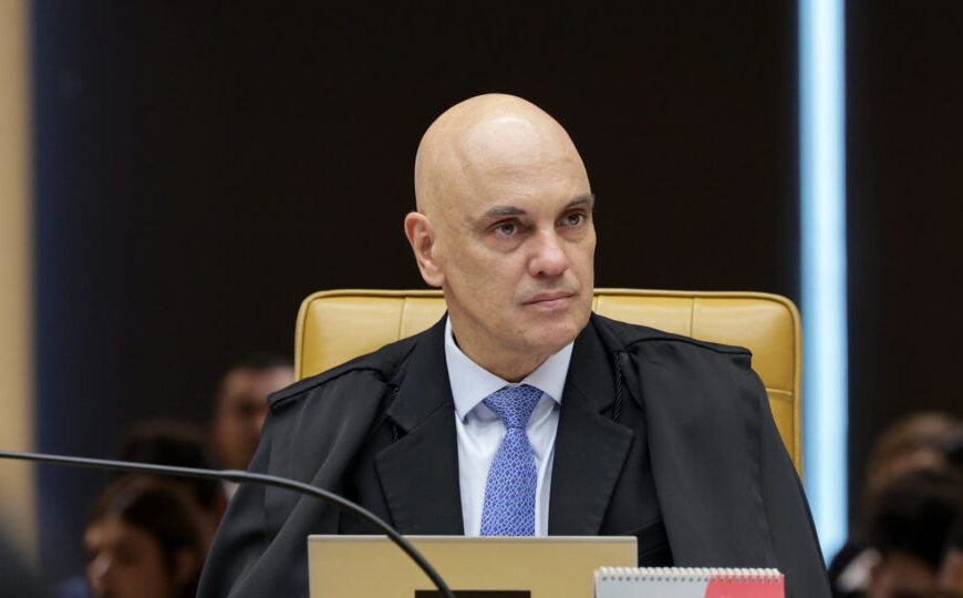 Moraes diz que prisão não é “colônia de férias” e rebate críticas da família Bolsonaro